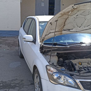 Замена аккумулятора на Kia Ceed I Рестайлинг 2010 – 2012 1.4 (109 л.с.) Замена аккумулятора на Kia Ceed I Рестайлинг 2010 – 2012 1.4 (109 л.с.)