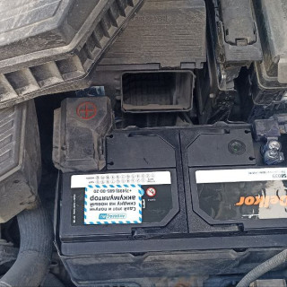 Замена аккумулятора на Kia Sportage III Рестайлинг 2014 - 2016 2.0 (150 л.с.) Замена аккумулятора на Kia Sportage III Рестайлинг 2014 - 2016 2.0 (150 л.с.)